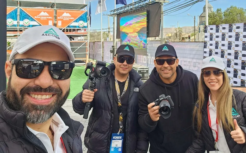 Equipo de ASCORP realizando cobertura audiovisual y fortaleciendo presencia corporativa en la feria minera EXPO FOREDE 2025, Copiapó.